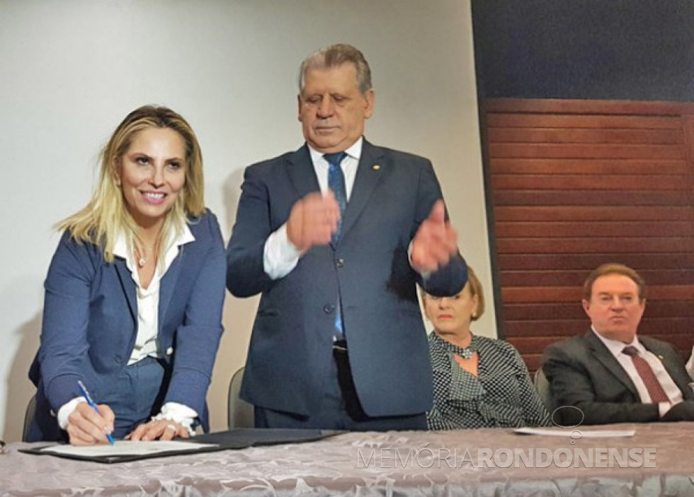 || Governadora Cida Borghetti assinando o termo de posse do deputado federal Dilceu Sperafico como chefe da Casa Civil do Governo do Paraná. 
Imagem: Acervo AEN -  FOTO 42 -