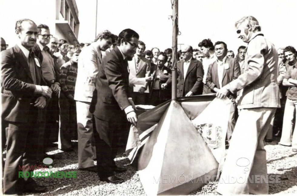 || Cândido Mariano Persch, ex-gerente da filial das Casas Pernambucanas em Marechal Cândido Rondon e ex-presidente da Associação Comercial e Empresarial de Marechal Cândido Rondon – ACIMACAR. Na fotografia, aparece às costas do então Shigeaki Ueki no lançamento da pedra fundamental da Acimacar, na década de 1970, durante a visita do ministro a Marechal Cândido Rondon.
Da esquerda para a direita: Francisco Borsari Neto, Secretário de Estado da Educação; o pioneiro rondonense Rudi Von Borstel (de óculos); Cândido Mariano Persch; Ministro das Minas e Energia, Shigeaki Ueki; Prof. Ilmar Priesnitz, secretário municipal de Educação e Cultura; o pioneiro Gustavo Lamb (careca); deputado federal Arnaldo Busato (em memória), secretário de estado da Saúde (de perfil), e Almiro Bauermann, prefeito municipal, descerrando a placa comemorativa da pedra fundamental da sede da Acimacar.
Imagem: Acervo Orlando e Rafael Sturm - FOTO 12 -