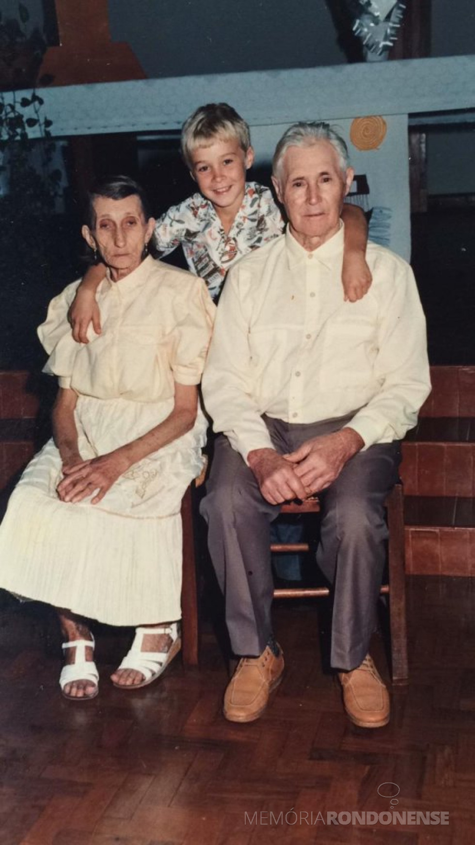 || Casal Sophia (nascida Steinbach)) e Henrique Schneider com o neto, filho do filho Tarcísio Leandro Schneider.
Imagem: Acervo Isolde Schneider - FOTO 9 -