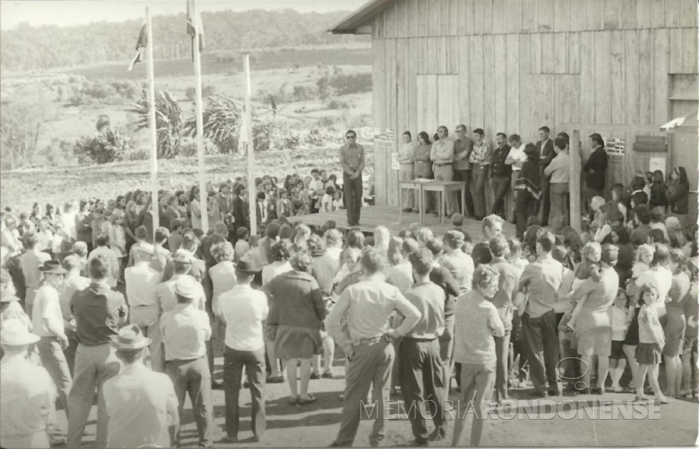 || Abertura da exposição dos jovens 4-S, de Flor da Serra, em junho de 1972.
Imagem: Acervo Valdir Sackser - FOTO 1 -