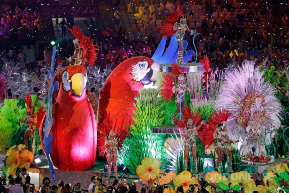 || Carro alegórico de uma escola de samba, da cidade do Rio Janeiro, desfilando no gramado do Maracanã, durante a cerimônia de encerramento das Olimpíadas Rio 2016. 
Imagem: Reprodução - FOTO 10 - 
