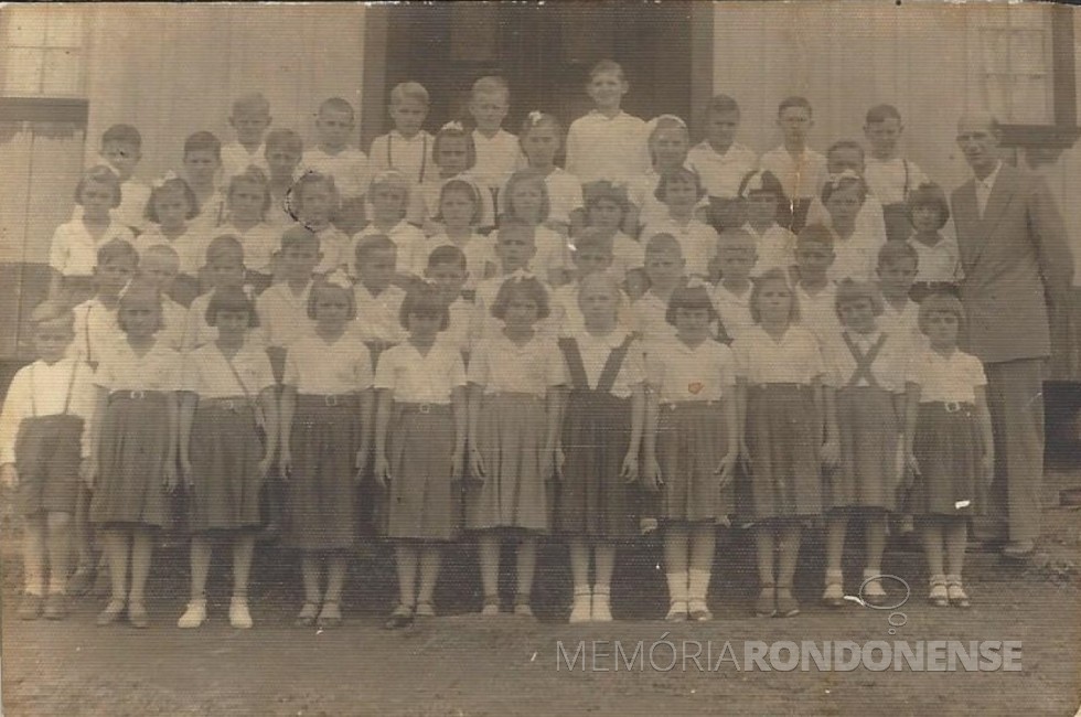 || Alunos  do Grupo Escolar Marechal Cândido Rondon com o professor Waldomiro Liessem, no final de década de 1950. 
Imagem: Acervo Heiderose Liessem - FOTO 12 -