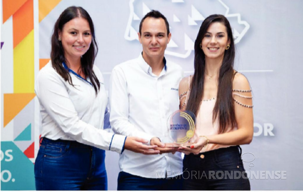 || Josiane Maciel, Marcelo Ewerling e Paloma Santin recebendo pela Acimacar o Selo de Ouro de Referência em Qualidade do Sebrae/PR, em março de 2019
Imagem: Acervo O Presente - FOTO 21 -