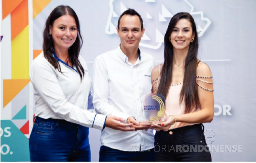 || Josiane Maciel, Marcelo Ewerling e Paloma Santin recebendo pela Acimacar o Selo de Ouro de Referência em Qualidade do Sebrae/PR, em março de 2019
Imagem: Acervo O Presente - FOTO 14 -