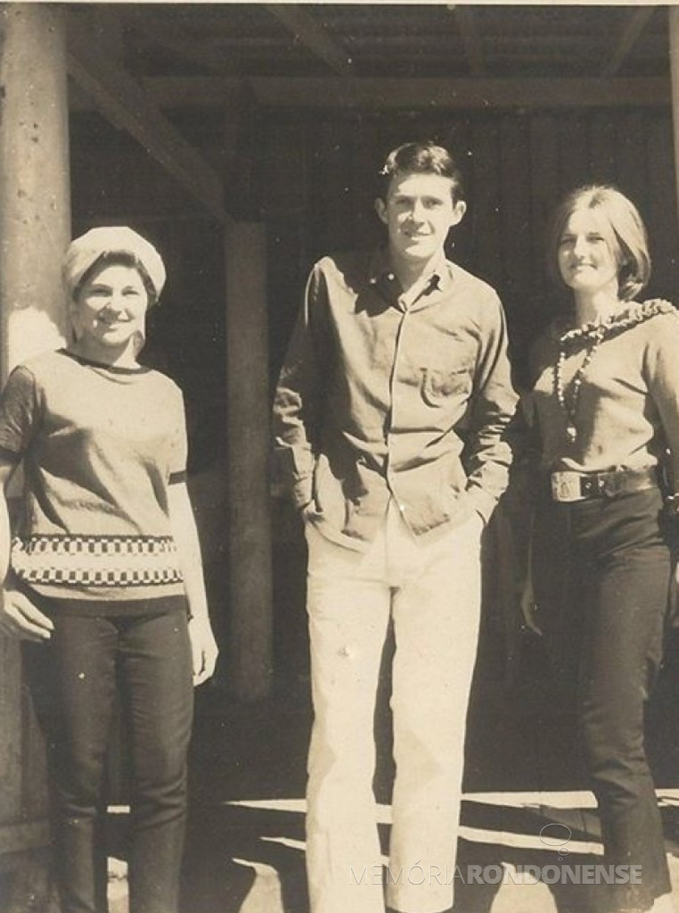 || Valdir Schneider na companhia de Rose Nacke (e) e Clarice Nadir von Borstel, ele falecido em julho de 1966.
Imagem: Acervo Memória Rondonense - FOTO 8 -