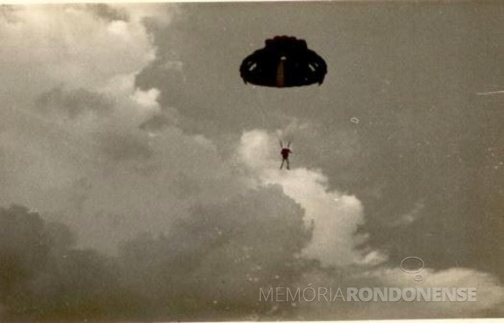 || Primeiro salto de um paraquedista na cidade de Marechal Cândido Rondon, em 1º de maio de 1969.
Imagem: Acervo Orlando e Rafael Sturm
Crédito: Studio Fotográfico Kaefer - FOTO 9 -