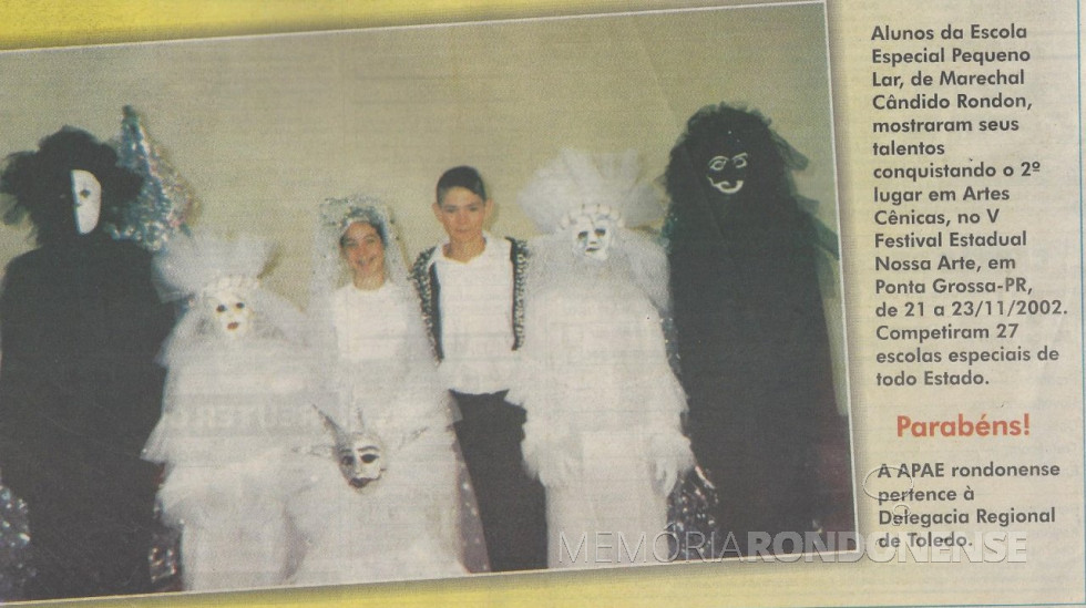 || Alunos da Escola Especial Pequeno Lar participantes do V Festival Estadual Nossa Arte, em Ponta Grossa, vencedores em 2º lugar na categoria de Artes Cênicas, em novembro de 2002.
Imagem: Acervo O Presente - FOTO 12 -