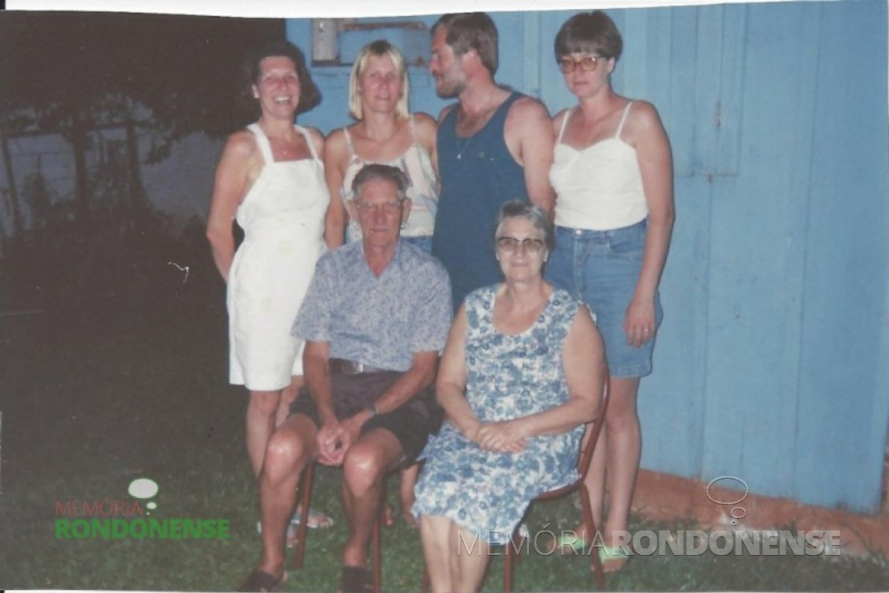 || Pioneiro rondonense Léo Borgmann, esposa e filhos. Ele falecido em agosto de 2002.
O pioneiro foi o primeiro mecânico de Marechal Cândido Rondon.
Imagem: Acervo Vanir Borgmann – FOTO 17 –