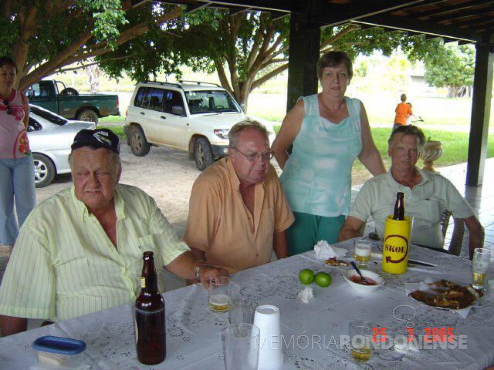 || Pioneiro rondonense Nelson Strenske (e), ele falecido em setembro de 2006, com os irmãos Haari que casou-se com Iracema Rusch, Lizelotte que casou com Romito Graebin e Guido com Neiva Lemke.
Imagem: Acervo de Haari Strenske - FOTO 13 -