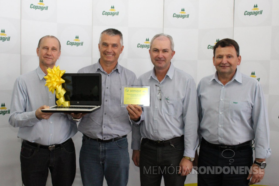 || Agricultor Denilson Seidel recebendo o prêmio de melhor produtor de soja acima 10 alqueires de 2014/2015, da diretoria da Copagril.
Da esquerda para a direita: Ricardo Silvio Chapla - diretor-presidente, Eloi Darci Podkowa - diretor-vice-presidente e Márcio Buss - diretor-secretário da Copagril, respectivamente.
Imagem: Acervo Imprensa Copagril - Crédito: Carina Ribeiro/Copagril - FOTO 9 -