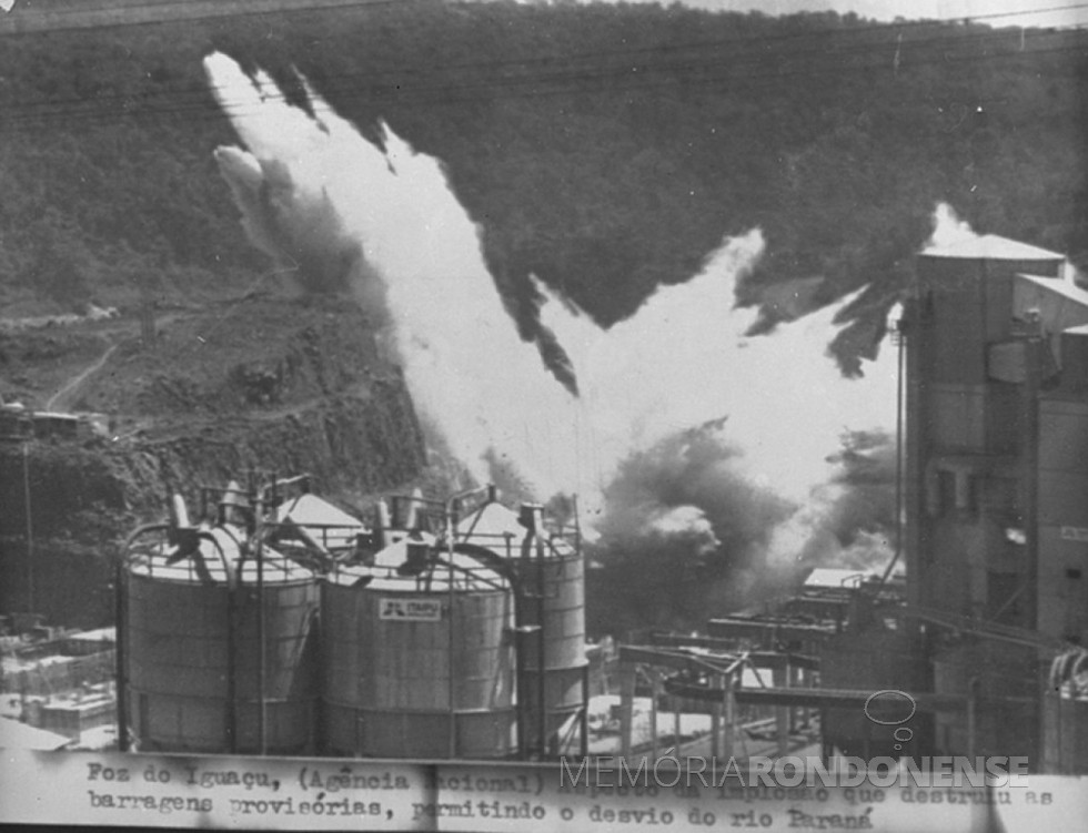 || Instante da detonação dos explosivos que abriu espaço para a passagem das águas do Rio Paraná.
Imagem: Acervo Wagner Dias - Foz do Iguaçu - FOTO 20 -