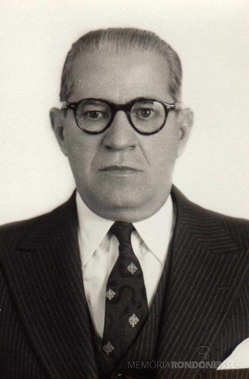 || Heitor Mendes Gonçalves, último diretor brasileiro da Cia. Matte Larangeira, falecido em 1957, cujo nome denomina a principal avenida da sede distrital rondonense  de Porto Mendes. 
Imagem: Acervo Elza Mendes Gonçalves - Campo Grande - MS - FOTO 5 - 
