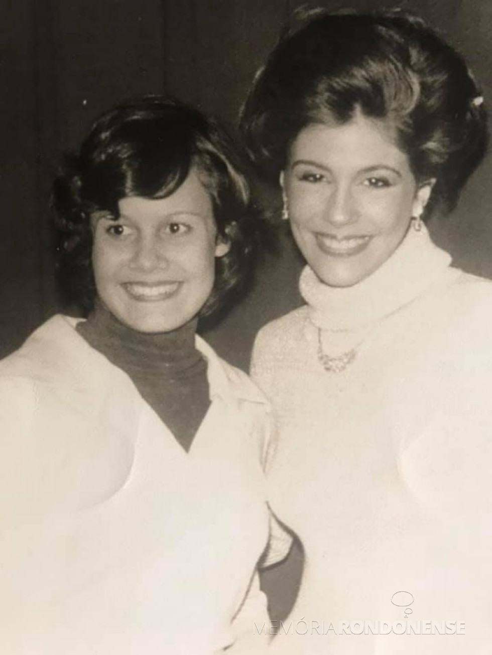 || Candidata rondonense Hanelore Hoppe com a atriz Sandra Bréa, na disputa da Rainha da Soja do Paraná, em 1976.
Imagem: Acervo pessoal - FOTO 8 -