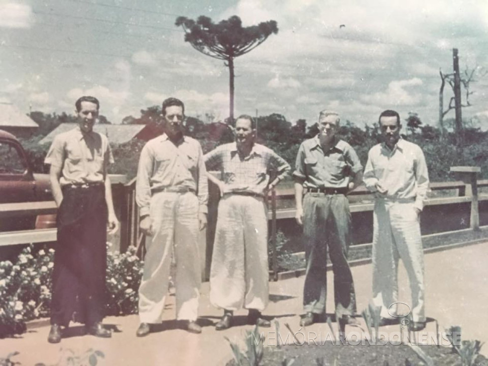 || Prefeito eleito de Toledo, médico Ernesto Dall'oglio (primeiro à esquerda), na companhia de Carlos Mathias Aloísio Becker, Willy Barth (bombacha branca), Ondy Helio Niedrauer e Dr. Júlio Azevedo Bastian, fotografados em frente da residência de Willy Barth, à Rua Sete de Setembro 1952, na cidade de Toledo (PR). 
Imagem: Acervo Ana Beatriz Barth Costamilan /Adair Krolow - Crédito: Nair Becker - FOTO 2 - 