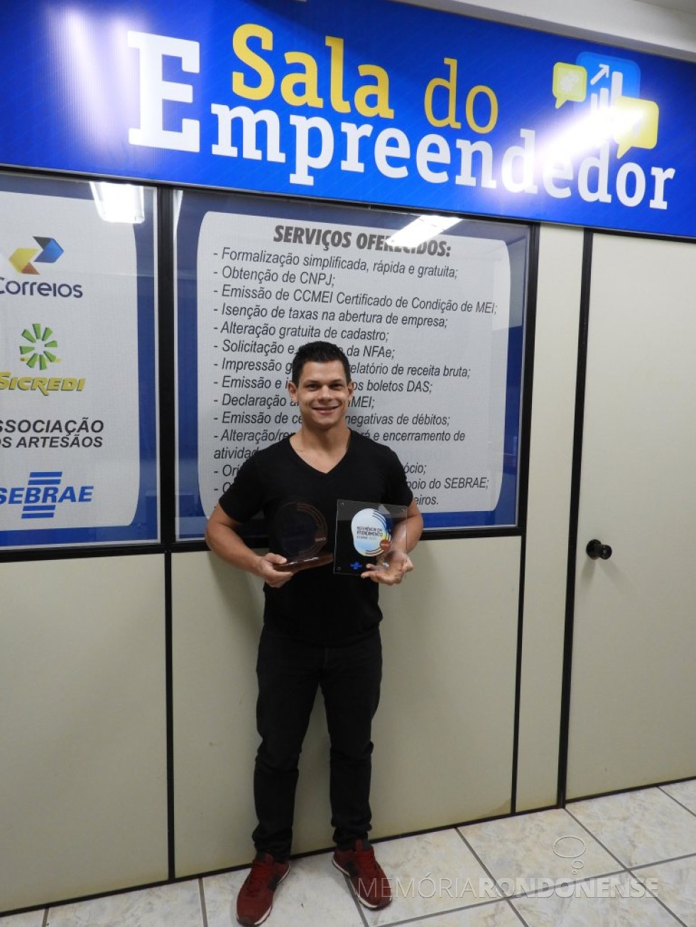 || Tiago F.  Domingues,  agente de Desenvolvimento e atendente da Sala do Empreendedor  com a premiação Selo de Referência em Atendimento, em outubro de 2018. 
Imagem: Acervo Imprensa PM-Quatro Pontes - FOTO 17 - 
