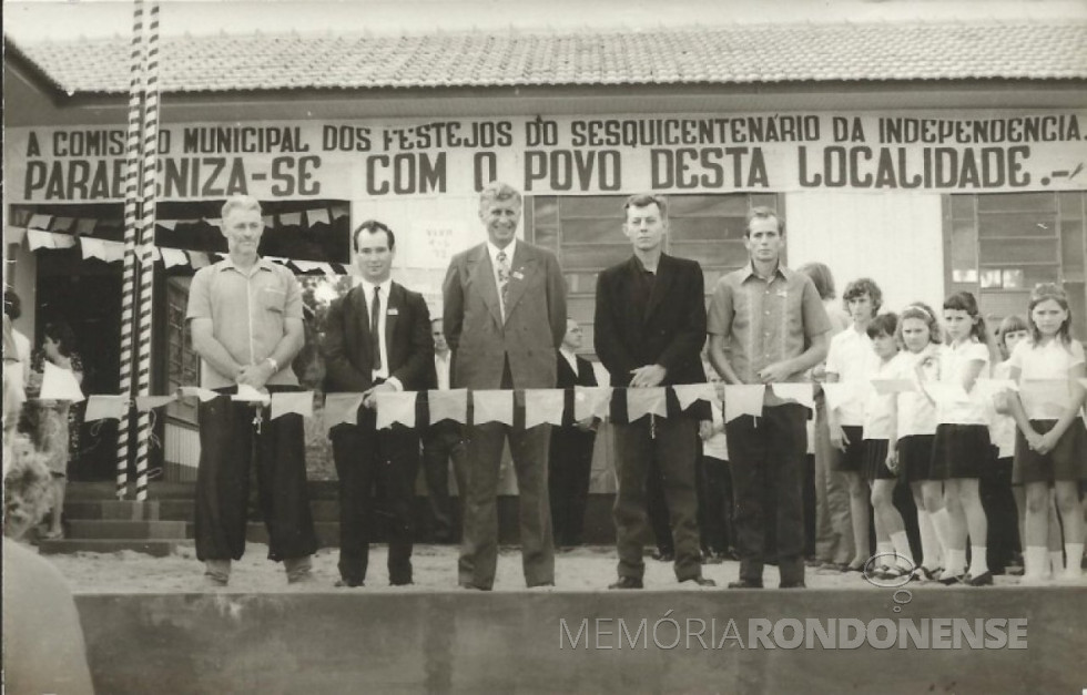 || Solenidade de inauguração do Grupo Escolar Padre Antonio Vieira, na localidade de Flor da Serra, no então distrito de Quatro Pontes, em junho de 1972.
Da esquerda  à direita: 1º - não identificado; 2º - Iriberto Lunkes; 3º - prefeito municipal Dealmo Selmiro Poersch; 4º e 5º - não identificados. 
Imagem: Acervo Valdir Sackser - FOTO 17 -