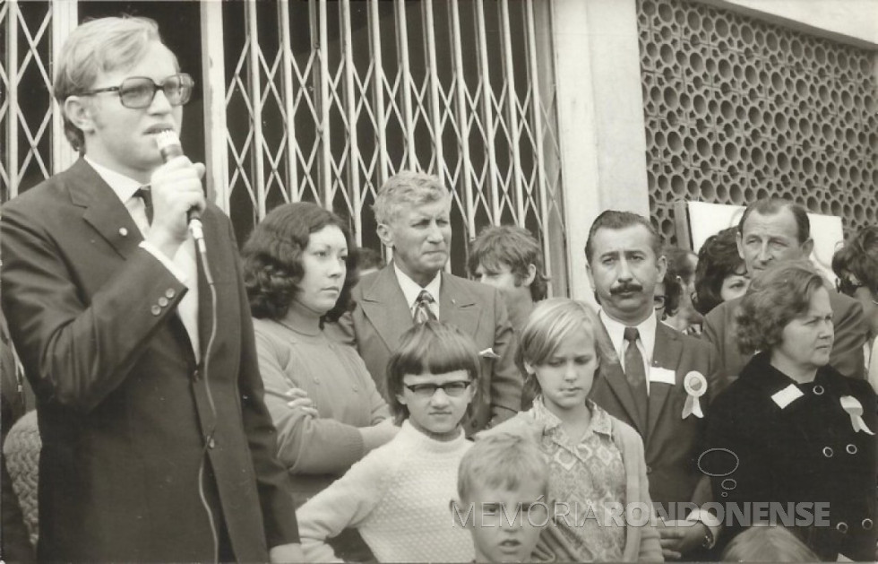|| Solenidade de abertura da 3ª Exposição dos Clubes 4-S, junto ao Colégio Rui Barbosa, em julho de 1972.
Da esquerda a direita: o engenheiro-agrônomo Habrão Parcifal Vial, extensionista local da então Acarpa; Maria Roza Brasil, extensionista local da então Acarpa; prefeito Municipal Dealmo Selmiro Poersch; Levi Martins Gomes, presidente local da Comissão dos Festejos do Sesquicentenário da Independência; e Arlindo Alberto Lamb, presidente da Copagril, em julho de 1972
Observação: Anos mais tarde Habrão Vial, foi prefeito de Catanduvas.
Imagem: Acervo Valdir Sackser - FOTO 15 -