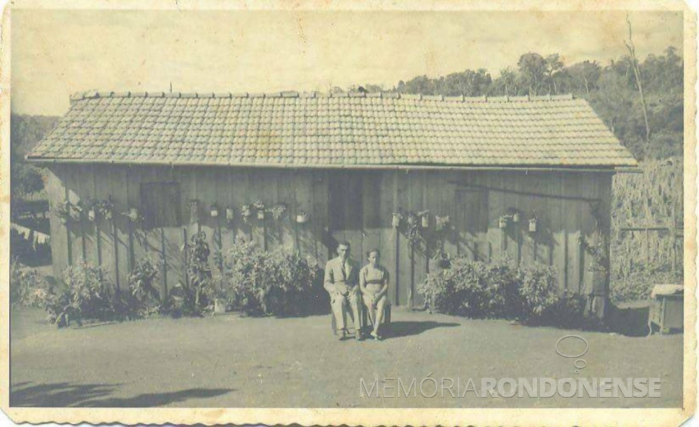 || Casal pioneiro Amara Antonia e Benedito Firmino Lins, no distrito rondonense de Novo Horizonte. 
Imagem: Acervo Mirely Lins Weirich - FOTO 10 -
