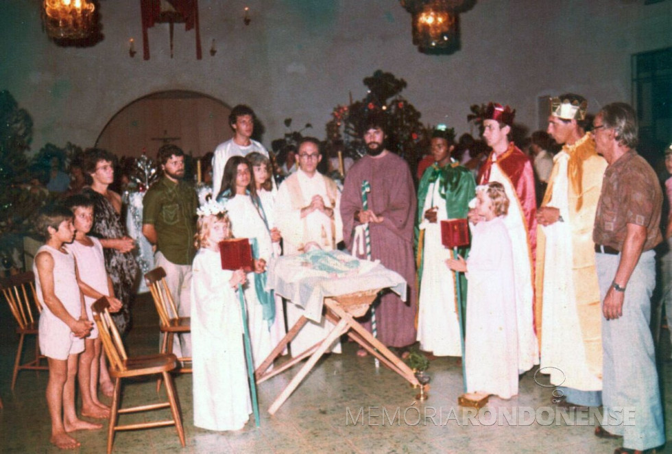 || Outra vista da encenação do primeiro presépio na Matriz Sagrado Coração de Jesus.
Da esquerda a direita: 1ª, 2ª e 3ª - Não identificadas; 4ª - Moacir Dalberto; 5ª, 6ª, 7ª e 8ª - não identificadas; 9ª - padre Hans Lamprecht SVD; 10ª - Orlando Pagnussati; 11ª - não identificada; 12ª - Nelto Leopoldo Schneider; 13ª - não identificada (criança com luminária); 14ª e 15ª - não identificadas.
Imagem: Acervo Alberto e Norma (Köhler) Livi
