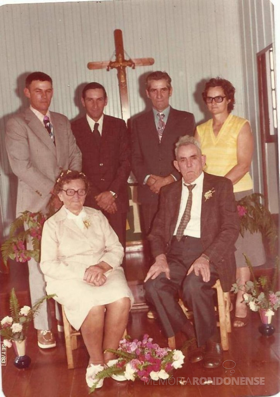 || Casal pioneiro Adolina (nascida Kramer) e José Hassemer, fotografados no dia da comemoração das Bodas de Ouro, em setembro de 1981. junto com os filhos, da esquerda para a direita: Roberto, Rolf, Rudolfo e Hertha.
Imagem: Acervo Roberto Hassemer - FOTO 8 -