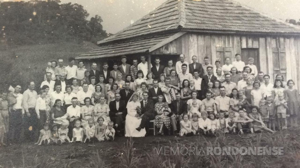 || Casamento de Amanda Borchardt Schneider e Ito Schneider (irmão de Edgar Schneider.
A foto foi tirada junto a residência do casal Ilga e Edgar Schneider, na cidade de Cascavel.
Imagem: Acervo Isolde Schneider - FOTO 10 -