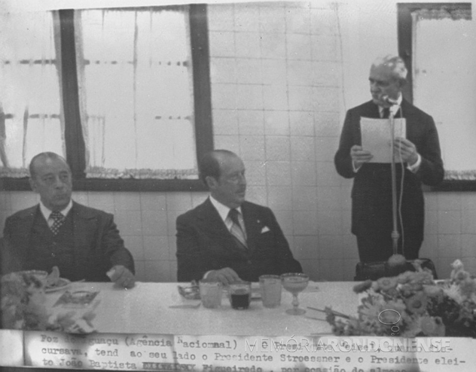|| Presidente Ernesto Geisel saudando o colega paraguaio Alfredo Stroessner que tem ao seu lado direito o general João Figueiredo, futuro presidente do Brasil.
Imagem: Wagner Dias - FOTO 17 -