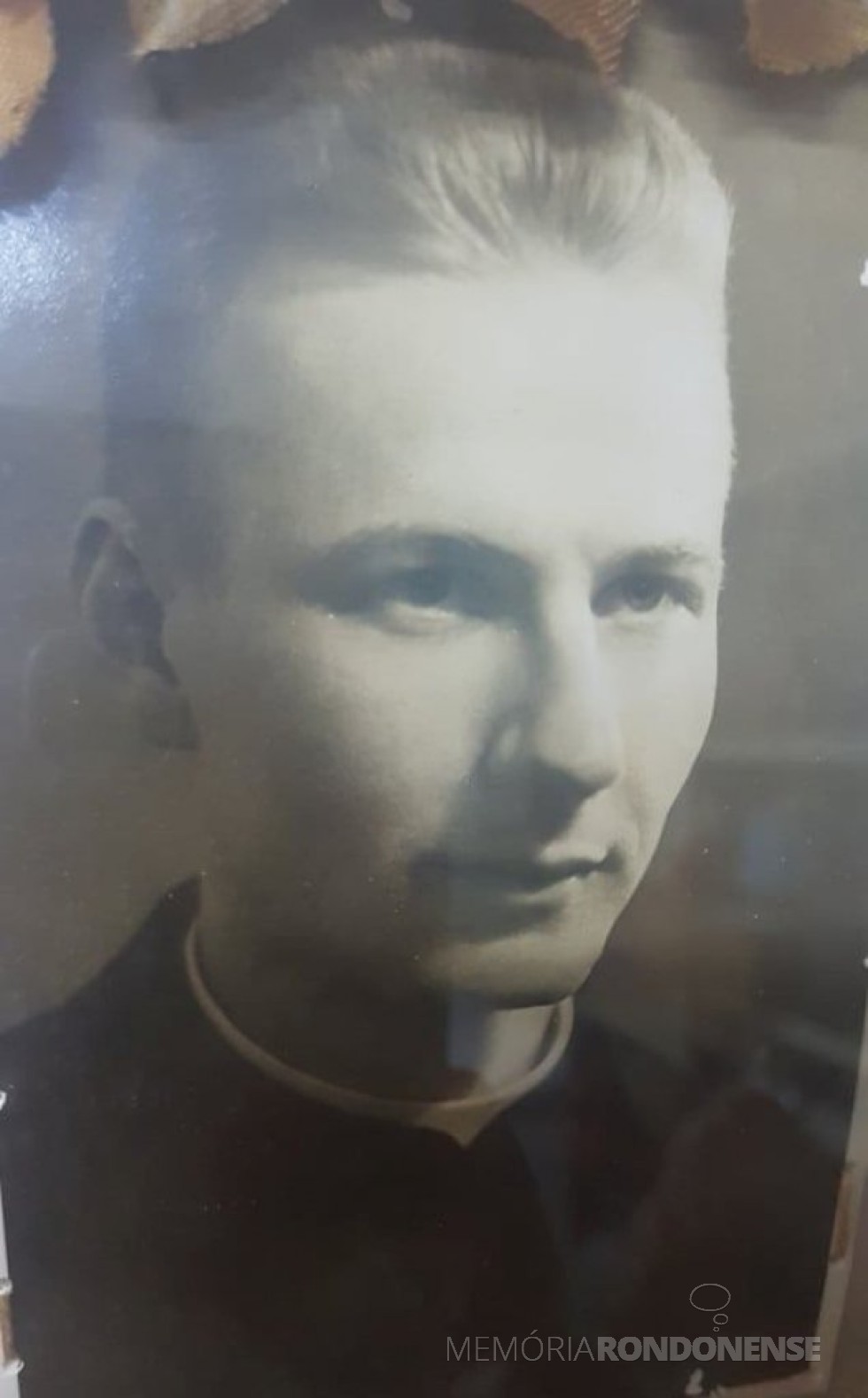 || Néo sacerdote Emilio Albino Baches em foto do dia de sua ordenação, em novembro de 1944.
Imagem: Acervo Clarice Stein - Entre Rios do Oeste - FOTO 1 - 
