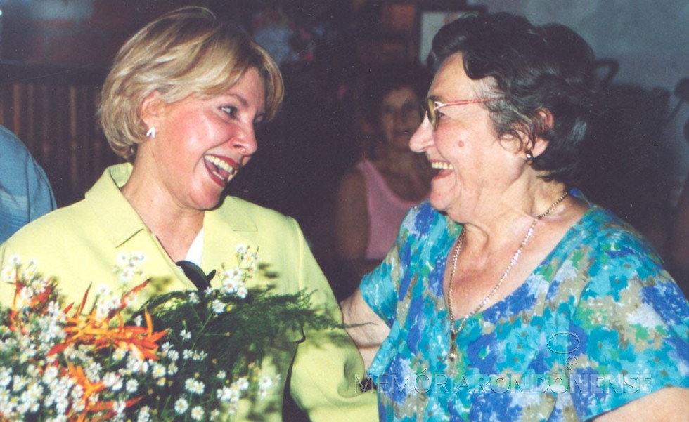 || Pioneira rondonense Alice Weirich que chegou a então Vila de General Rondon, em junho de 1950, prestando homenagem a então vice-governadora Emilia Belinati, em visita a Marechal Cândido Rondon. 
Imagem: Acervo Memória Rondonense