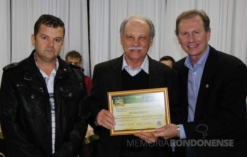 || Empresário Osvino Ricardi (no centro), recebendo o certificado do 