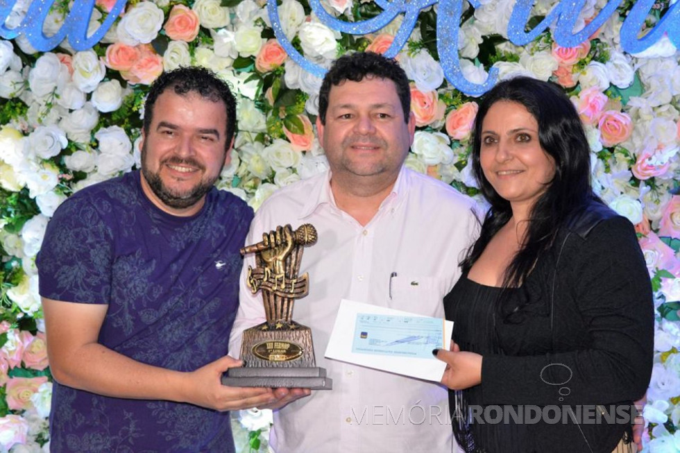 || Dupla André Cesar e Liliane Beatriz Andrejeski, de Quatro Pontes, vencedora da categoria sertaneja do 13º Fermop, em setembro de 2018.
Na foto, os intérpretes recebendo a premiação de Vinicius Almeida dos Santos - secretário-executivo da AMOP.
Imagem: Acervo Imprensa PM - Quatro Pontes - FOTO 19 -