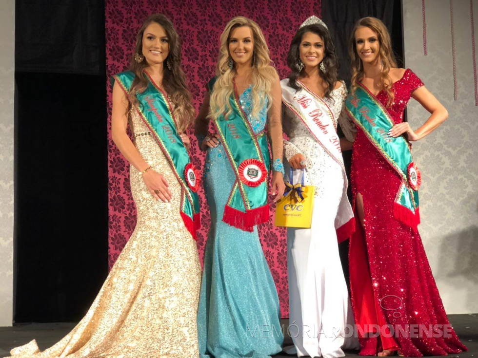 || Vencedoras do concurso de Miss Marechal Rondon 2018.
Da esquerda a direita: Cleiciane Storch, Miss Simpatia; Bruna Luíza Schmidt, 2ª Miss; Camila Umeres de Oliveira, Miss 2018; e Djenifer Rhaely Huppes, 3ª Miss.
Imagem: Acervo Imprensa PM -MCR - FOTO 8 -