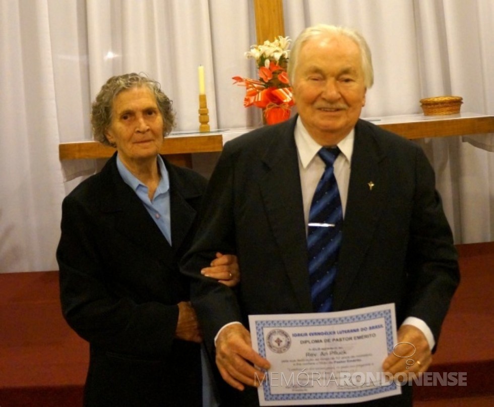|| Ari Pfluck com a esposa com o título de Pastor Emérito da Igreja Evangélica Luterana do Brasil - IELB. 
Imagem: Acervo A Semana - FOTO 9 - 