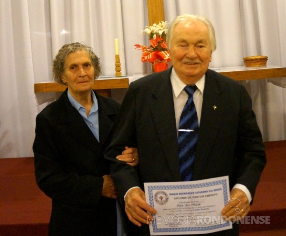|| Ari Pfluck com a esposa com o título de Pastor Emérito da Igreja Evangélica Luterana do Brasil (IELB), ele falecido em agosto de 2017.
Imagem: Acervo A Semana - FOTO 11 -