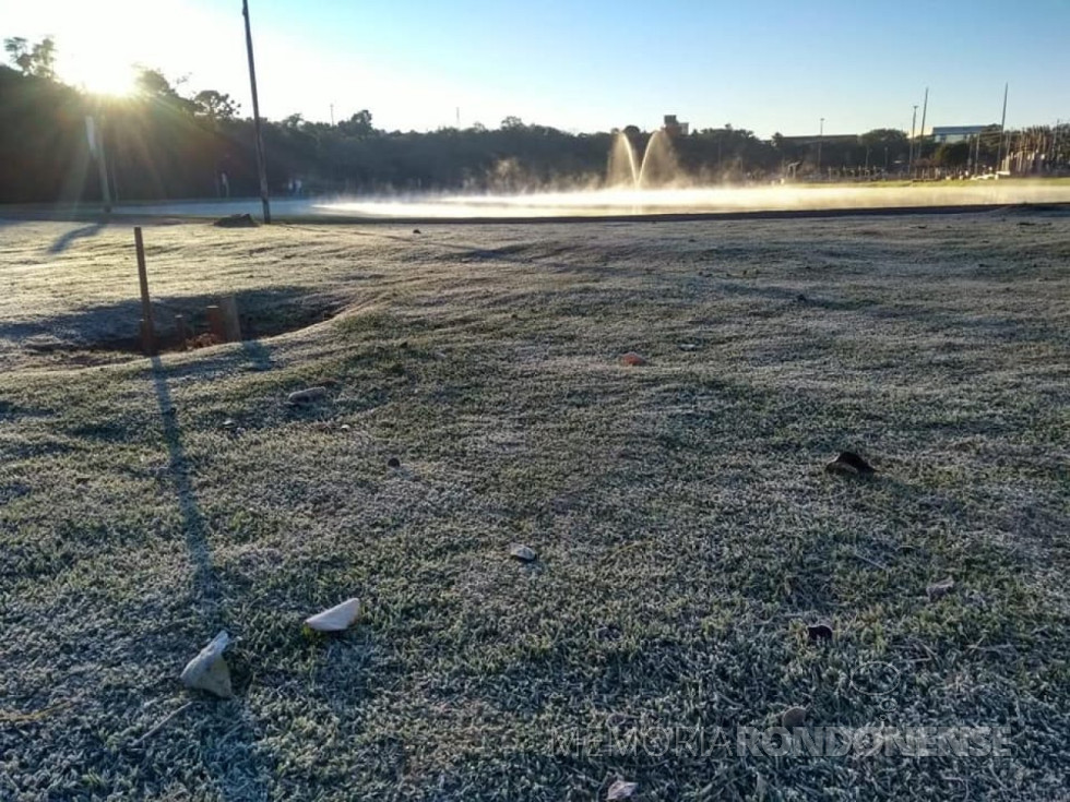 || Mais um flagrante da geada no Lago Municipal de Marechal Cândido Rondon, em 06 de julho de 2019. 
Imagem: Acervo PM-MCR - FOTO 14 - 