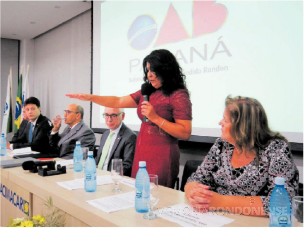 || Advogada Nair Scirpchenko Galles fazendo o juramento de posse como presidente da OAB Subseção de Marechal Cândido Rondon para o triênio 2019/2021, em abril de 2019. 
Imagem: Acervo O Presente - Crédito: João Livi - FOTO 12 -