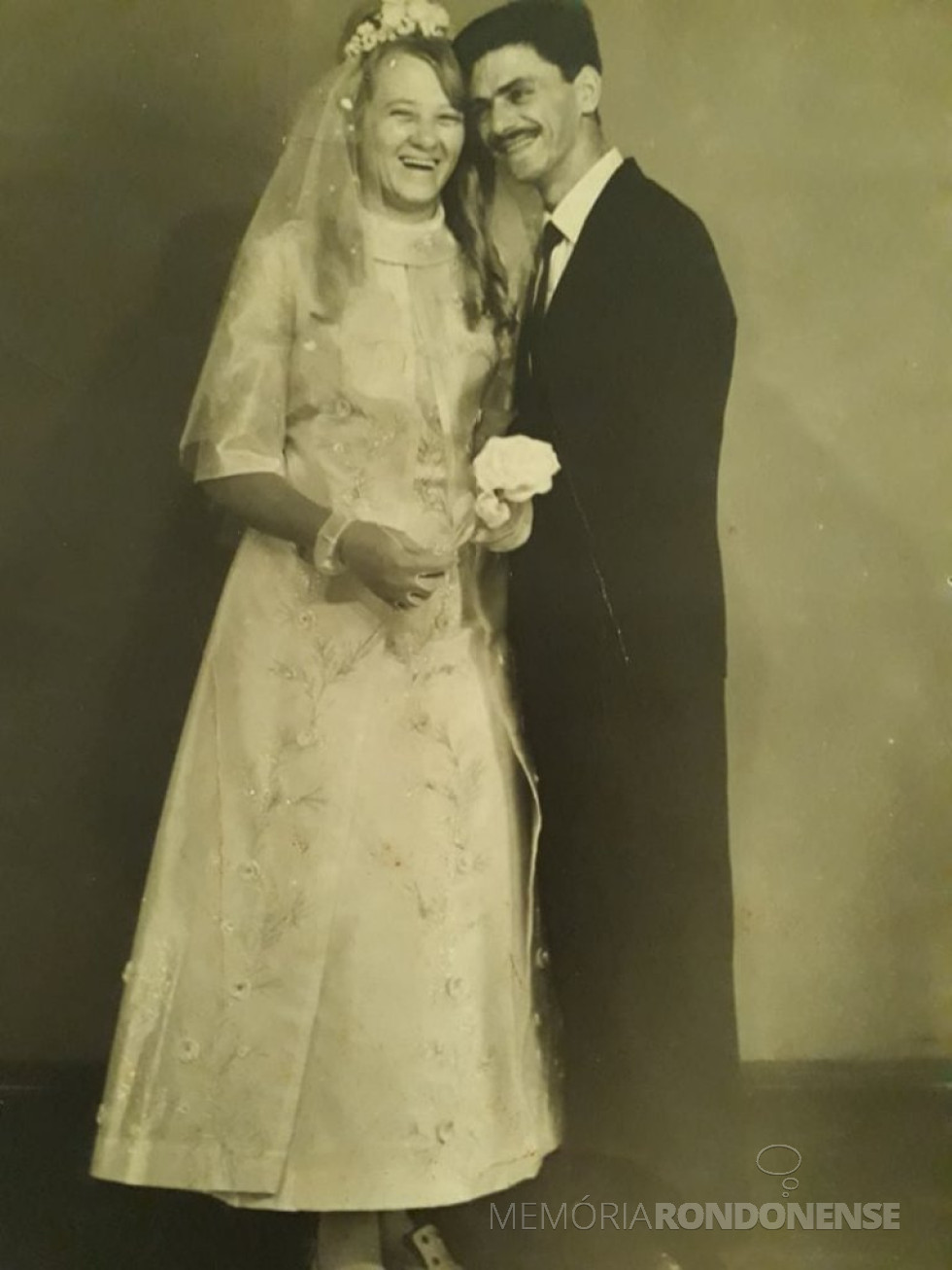 || Jovens rondonenses Dulci Dickel e Atílio Debona que se casaram em final de fevereiro de 1970. 
Imagem: Acervo da Família - FOTO 8 -
