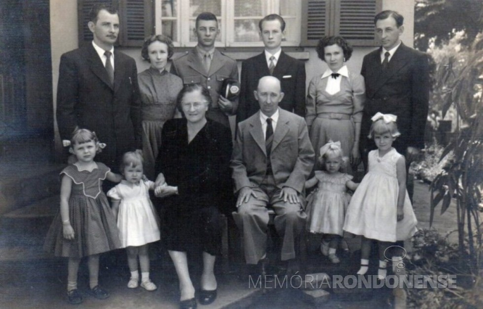 || Senhora Amália Luiza Matte Lamb (vestido escuro) com o esposo, filhos, noras e netas, ela nascida em fevereiro de 1873.
Imagem: Acervo Família de Arlindo e Norma Lamb . - FOTO 1 - 