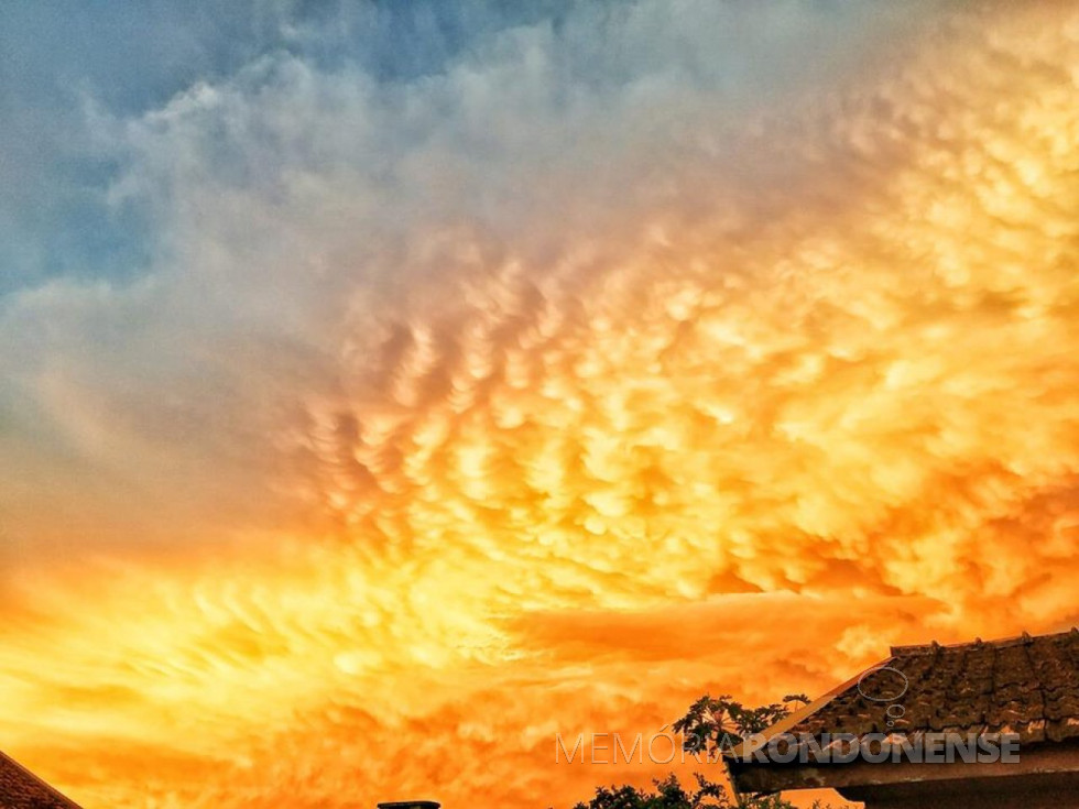 || Entardecer de bandas coloridas em Marechal Cândido Rondon, em 25 de janeiro de 2019.
Acervo e crédito: Tioni de Oliveira - FOTO 18 -