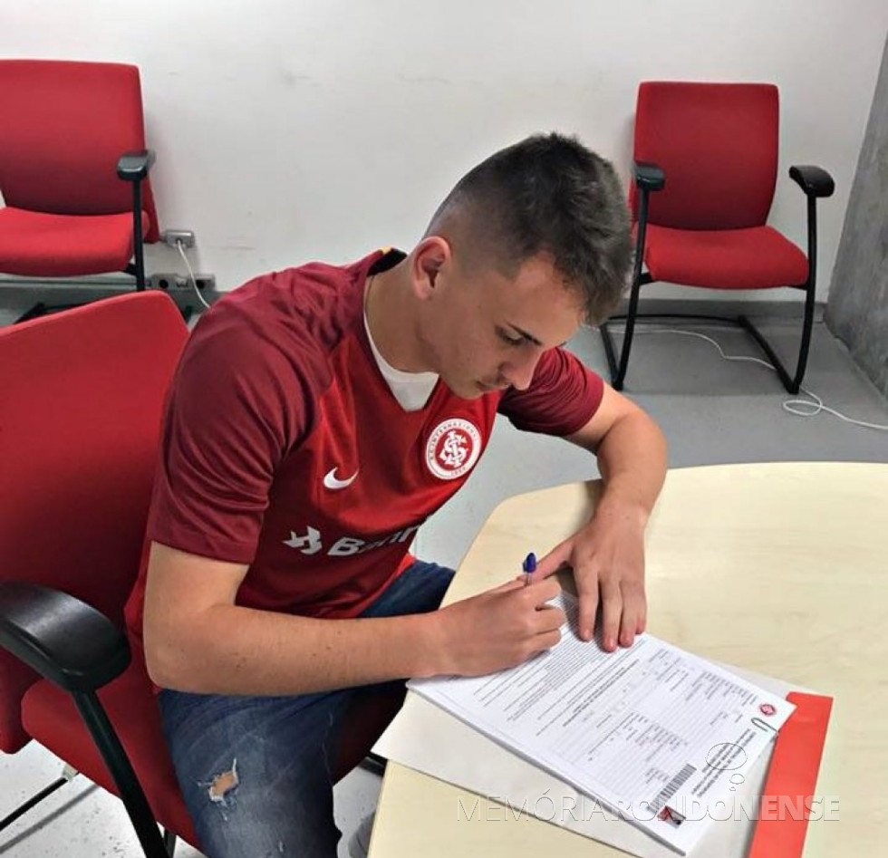 || Atleta Vinicius Hardt assinando o contrato com Sport Club Internacional, em julho de 2018.
Imagem: 
Acervo O Presente - FOTO 17 -