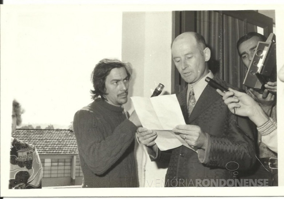 || O então presidente da Câmara Municipal, vereador Eldor Egon Lamb, discursando na solenidade de inauguração do atual prédio do Legislativo de Marechal Cândido Rondon, em julho de 1974. Ainda na foto, de microfone, o então repórter da Rádio Difusora, Dirceu da Cruz Vianna. 
Imagem: Acervo Valdir Sackser - FOTO 16 –