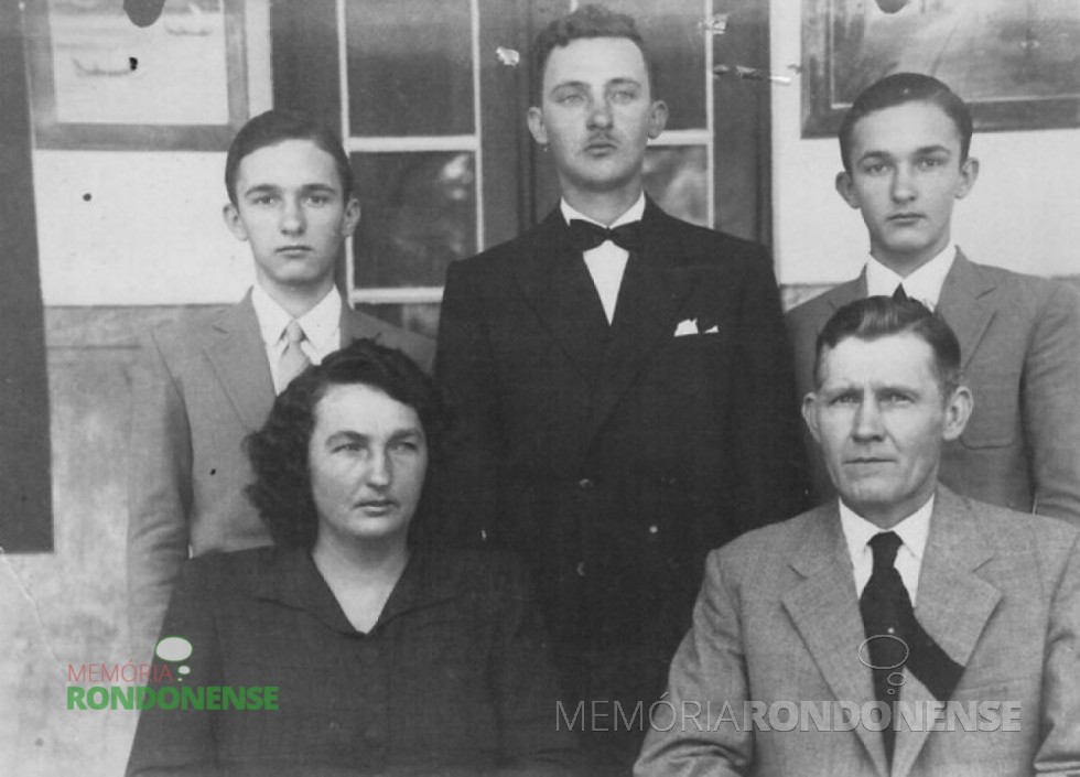 || Pioneiro rondonense Rodolfo Rieger  com a esposa e os filhos Orlando, Norberto e Herbert, em fotografia do final da década de 1940.
Imagem: Acervo Friedrich e Sandra Rieger - FOTO 6 - 