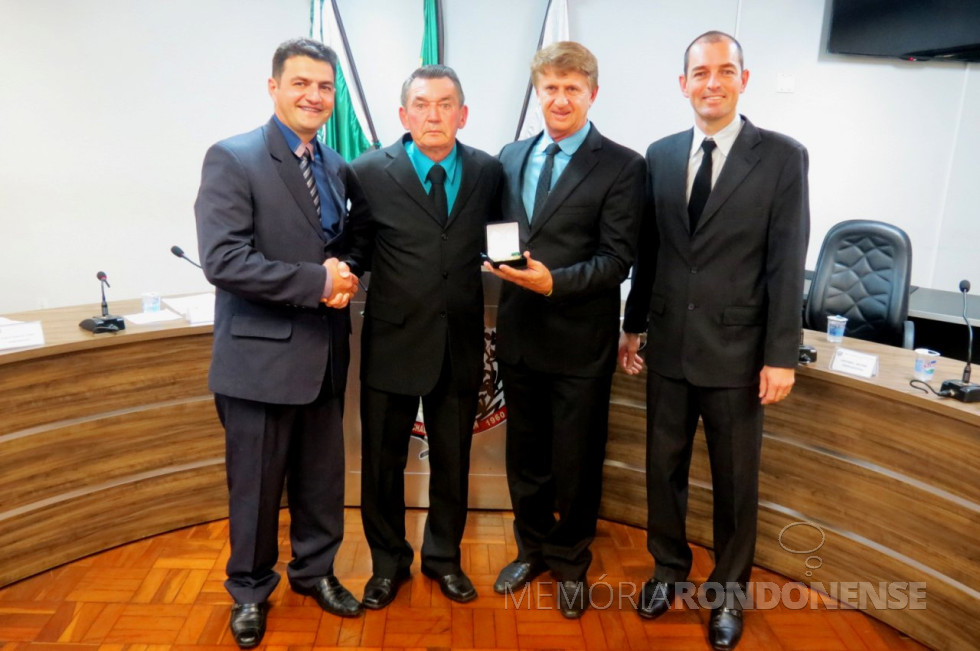 || Esportista rondonense Ruben Reinaldo Dürks recebendo a Medalha de Honra ao Mérito na Câmara Municipal de Marechal Cândido Rondon, em outubro de 2018.
Da esquerda à direita: vereador Adriano Backer, proponente da homenagem; homenageado, vereador Nilson Hachmann e Cristiano Metzner, secretário municipal de Esporte e Lazer.
Imagem: Acervo da Câmara Municipal - FOTO 16 -