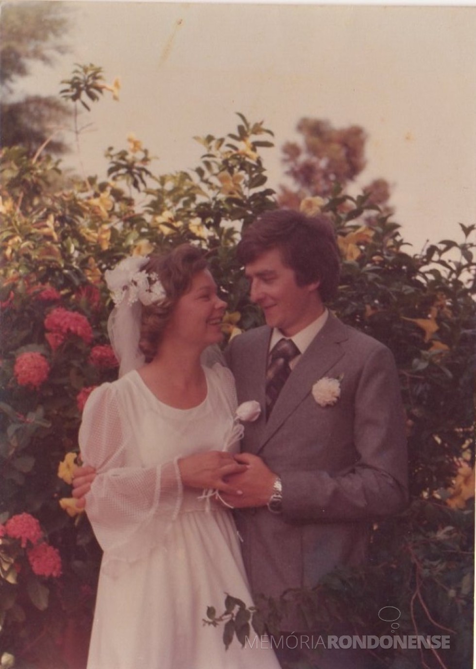 || Noivos Clarice Beatriz Schacht e Elemar Fietz,  que se casaram em 20 de outubro de 1979. 
Imagem: Acervo do casal - FOTO 21 - 