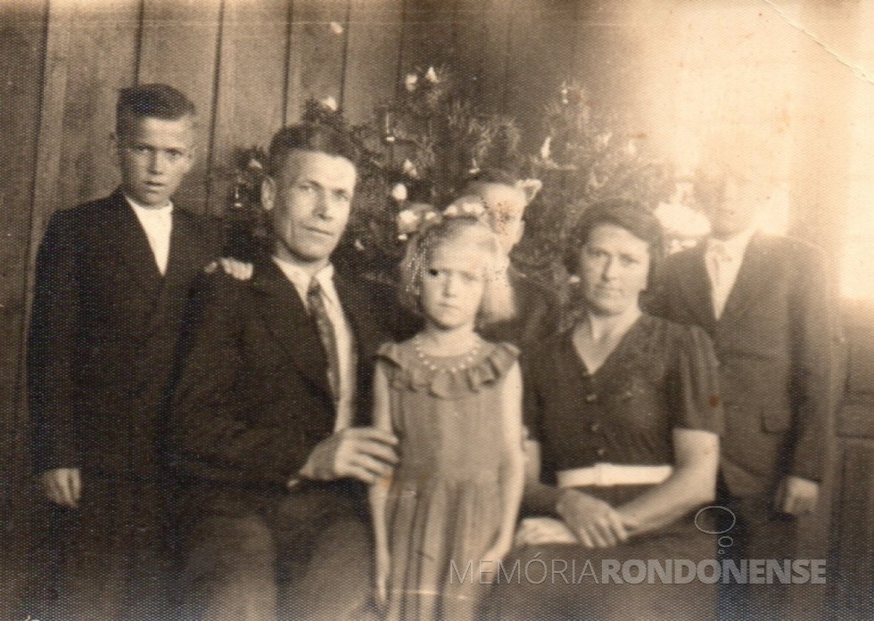 || Gustav (adotou no Brasil o nome de Gustavo) com a esposa e filhos, fotografados  recém chegados a Marechal Cândido Rondon, em tempos de Natal. 
Imagem: Acervo Tusnelda (Tusca) Krummenauer - FOTO 2 - 
