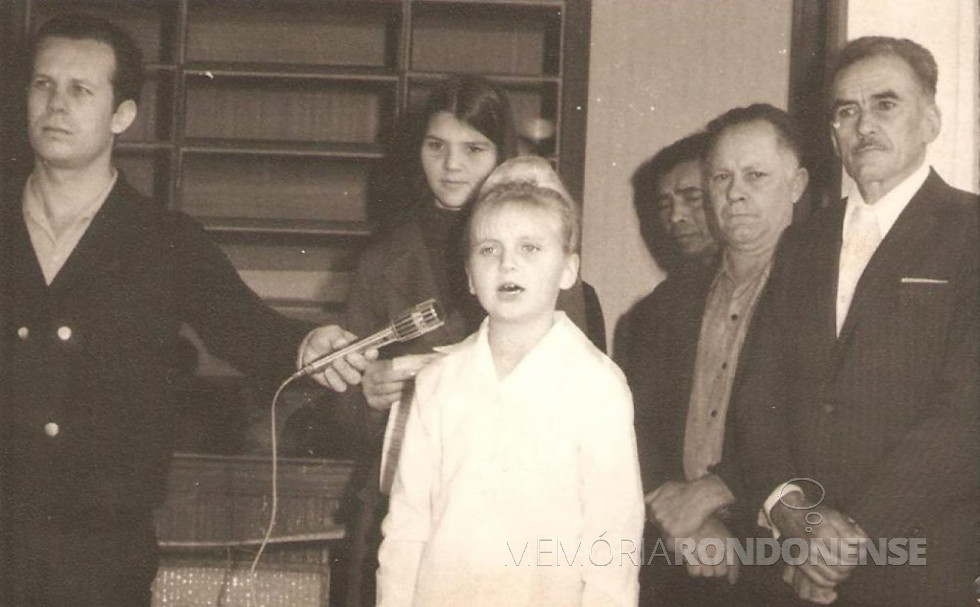 || A aluna Argelia Kappel recitando um poema na inauguração da Escola Pedro Álvares Cabral.
Imagem: Acervo Jorge Roberto Freitag - FOTO 10 -