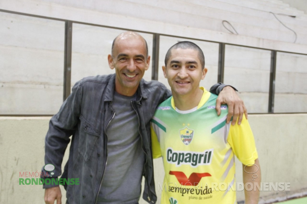 || Repórter Régis Rösing, da TV Globo, e o pivo Márcio da equipe da Copagril, fotografados durante a reportagem feita em Marechal Rondon, em agosto de 2014. 
Imagem: Acervo Copagril - FOTO 12  -