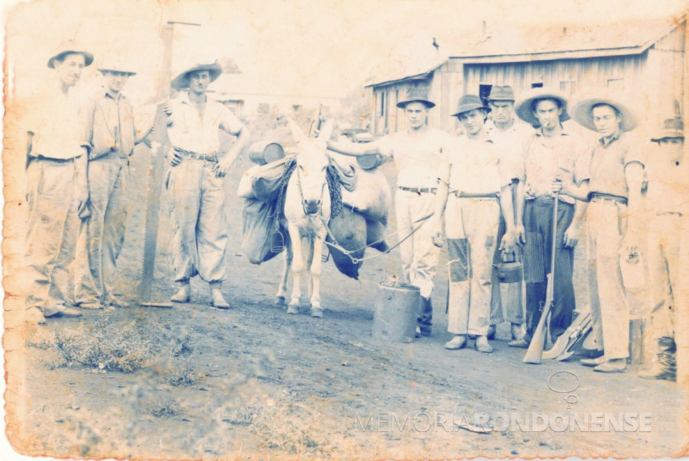 || Pioneiro Relindo Weber, o 4º da esquerda à direita, com outros jovens pioneiros rondonenses, na década de 1950.
Imagem: Acervo Roseli Weber - FOTO 1 -