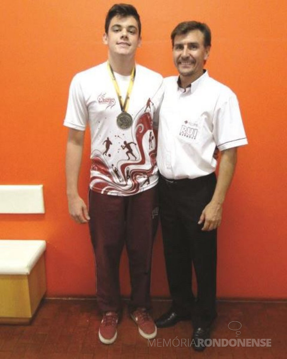 || Judoca Caio Gabriel da Cunha que conquistou a medalha de bronze, no Campeonato Paranaense de Judô nas categorias sub-18, sub-21, em março de 2015, com o diretor do Colégio Luterano Rui Barbosa, pastor Émerson Zielke.
Imagem: Acervo O Presente - FOTO 16 -