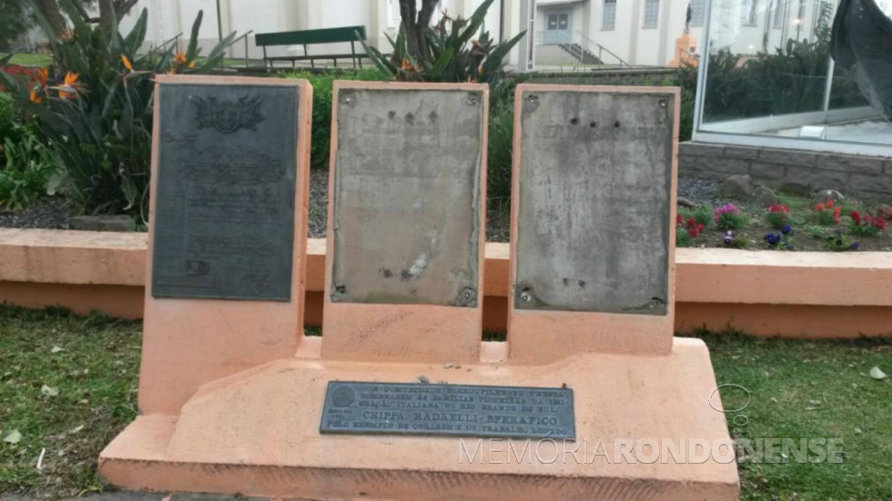 || Monumento em homenagem as três primeiras famílias italianas que imigraram ao Rio Grande do Sul, na localidade de Nova Milano, município de Farroupilha.
 Imagem: Acervo PM - Farroupilha - FOTO 1 - 