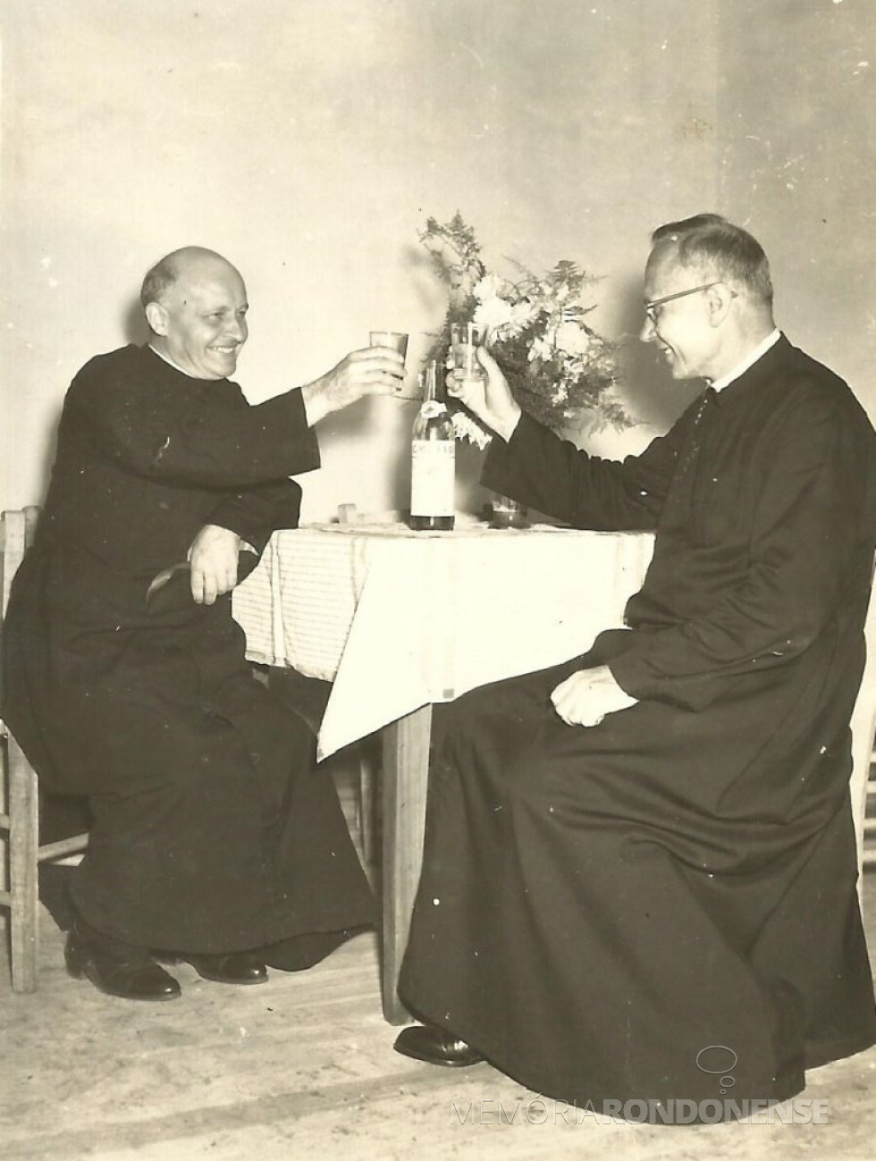 || Padre Aloísio Baumeister (e) confraternizando com seu confrade João Assmann, este que chegou ao Brasil em agosto de 1939.
Imagem: Acervo Guido Rockenbach - FOTO 2 -